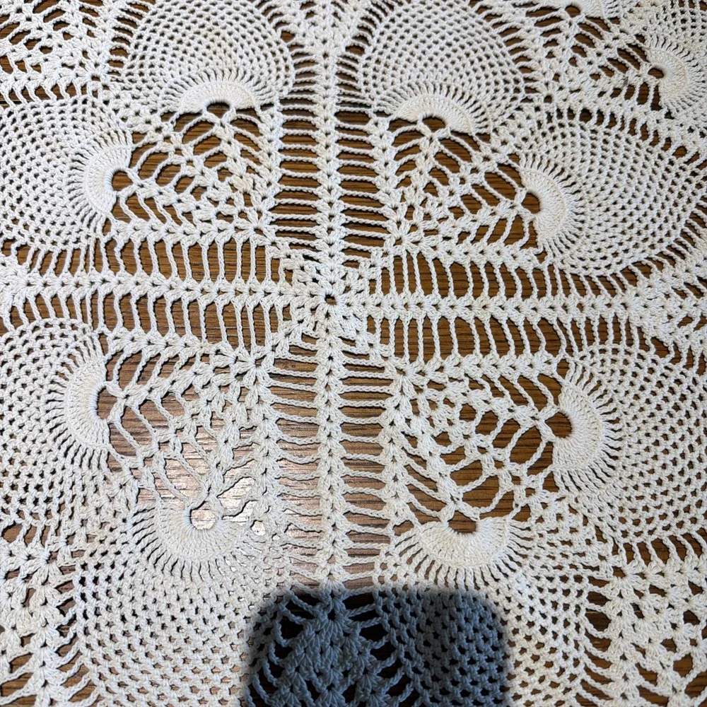 Vtg Ivory Pineapple Peacock Hand Crocheted Table Topper 28